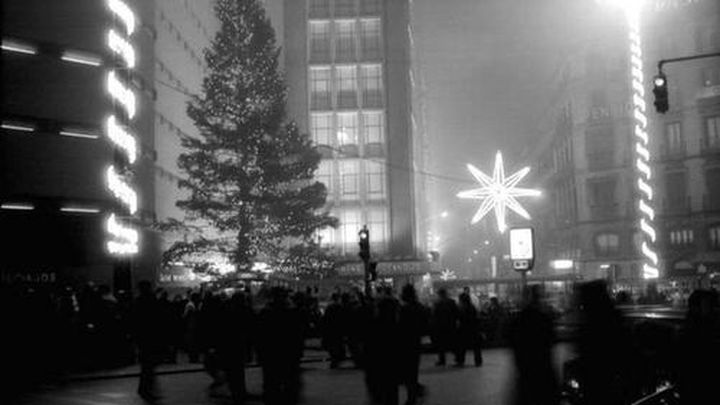 Alumbrado navideño en la plaza de Callao en 1974. / Archivo Regional Comunidad de Madrid