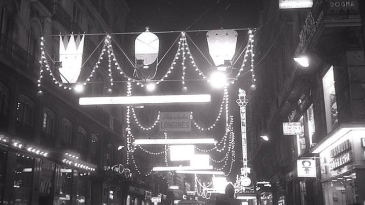 Iluminación navideña en la Carrera de San Jerónimo de Madrid, 1965. / Pepe Campúa