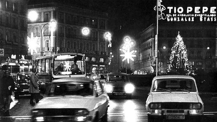 Puerta del Sol en las Navidades de 1974. / Archivo Regional Comunidad de Madrid