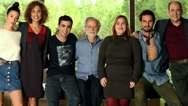 Fernando Colomo y el equipo de 'Poliamor para principiantes'. / Comunicación Telemadrid
