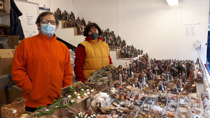 José en su puesto de belenismo de la Plaza Mayor / P.O.