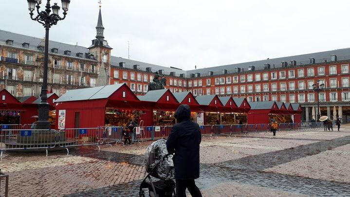 Recinto vallado con los puestos navideños en el centro de la plaza / P.O.