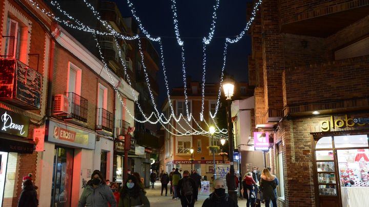 Calle con iluminación navideña / Telemadrid.es