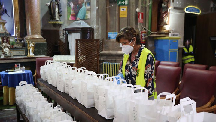 Una voluntaria de Mensajeros de la Paz organiza las bolsas de un reparto de alimentos / EUROPA PRESS