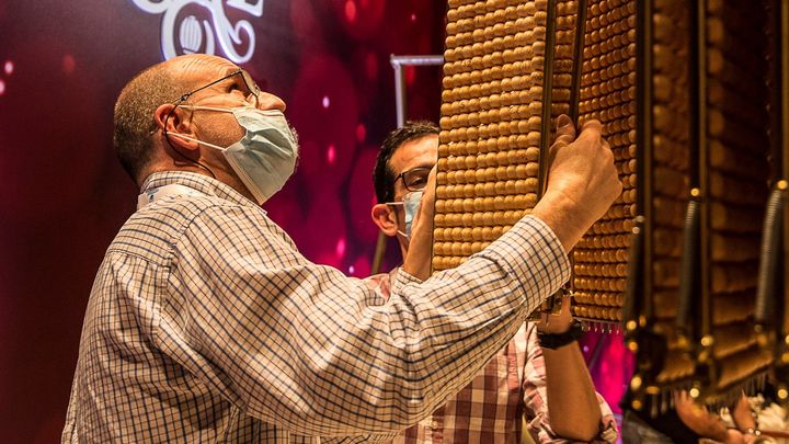 Las bolas, en las liras antes de ser llevadas a los bombos / EFE