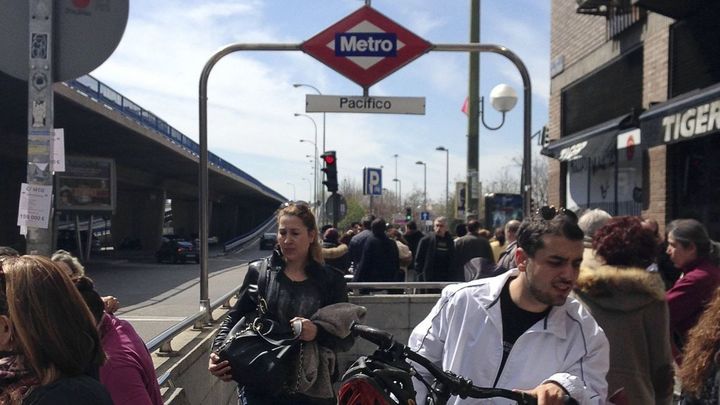 Salida del Metro de Pacífico junto al paso elevado / Telemadrid.es