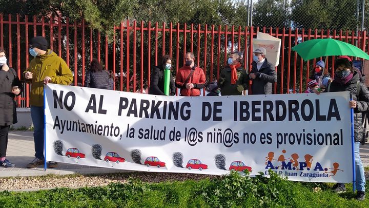 Protesta de los padres y madres del Colegio Público Juan Zaragüeta / @AMPAZARAGÜETA