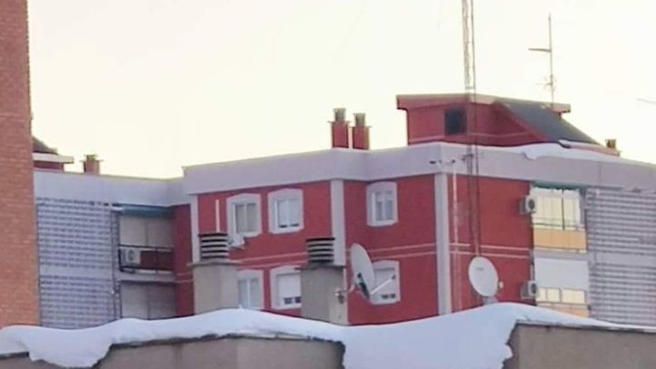 Nieve y hielo a punto de caer en un edificio de Fuenlabrada / @BomberosFuenla