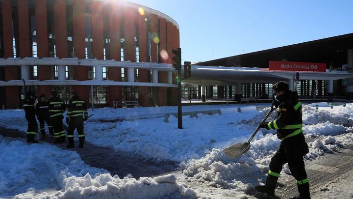 Retirada de nieve en las inmediaciones de la estación de Atocha / EFE