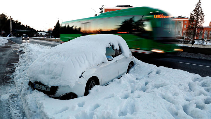 Un coche atrapado en la nieve este lunes en la entrada de la A6 en Madrid / EFE