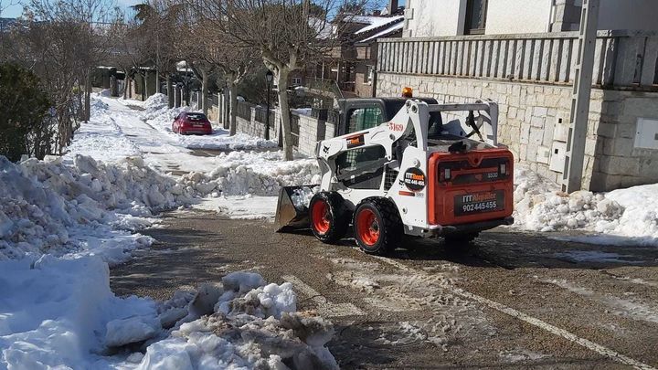 Máquina retirando nieve de las calles de Hoyo de Manzanares / AYTO HOYO DE MANZANARES