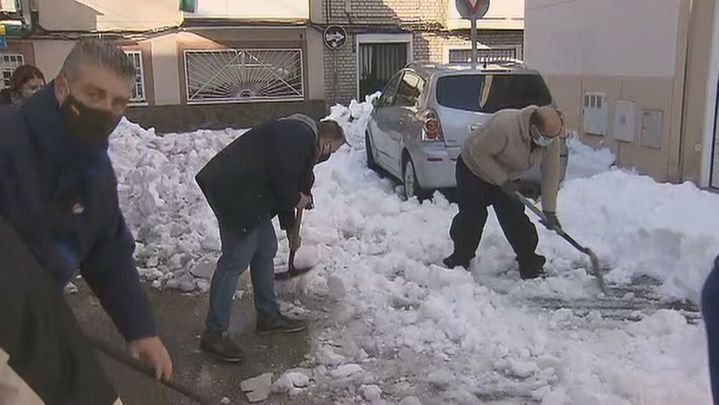 Vecinos limpiando una calle de Parla / TELEMADRID