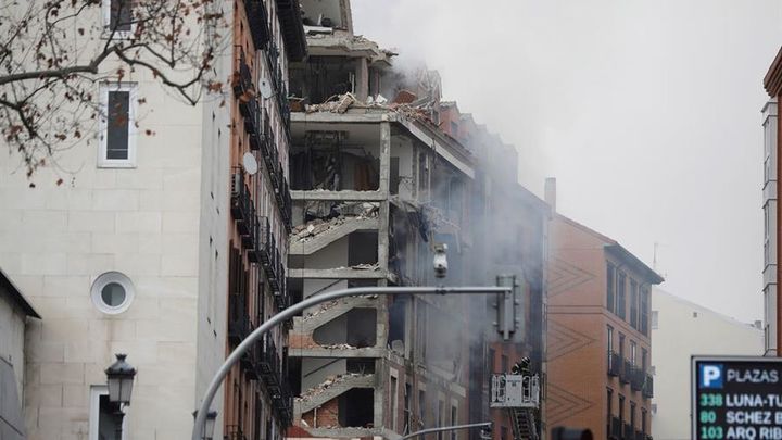 Edificio destrozado tras una explosión en la calle Toledo / EFE