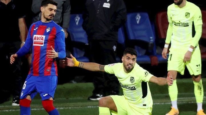 Luis Suárez ante el Eibar / EFE