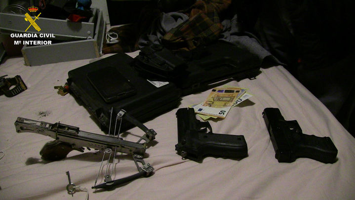 Armas y dinero incautado por la Guardia Civil / GUARDIA CIVIL