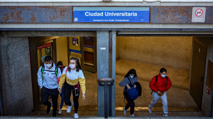 Estudiantes en la estación de Metro de Ciudad Universitaria / EUROPA PRESS