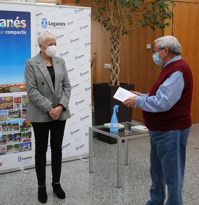 Entrega del libro a los autores de los relatos / AYTO LEGANÉS