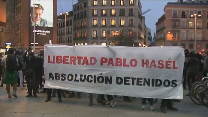 Los manifestantes exhiben pancartas con leyendas como "Libertad Pablo Hasél" / Telemadrid