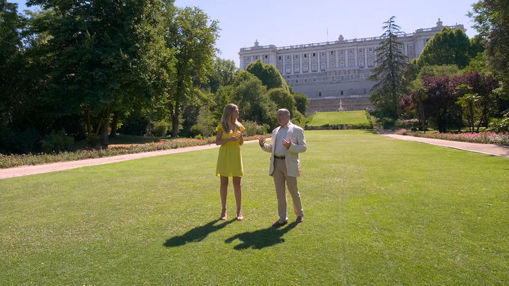 Rocío Delgado y José Luis Sancho Gaspar, investigador de Patrimonio Nacional. / Comunicación Telemadrid