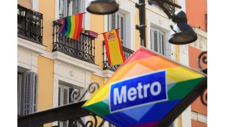 Banderas arcoíris y española decoran un balcón de la madrileña plaza de Chueca / EFE