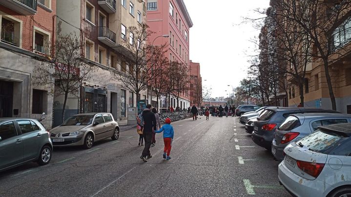 Padres e hijos caminan por la calzada cortada hacia el centro Miguel de Unamuno / AMPA MIGUEL DE UNAMUNO