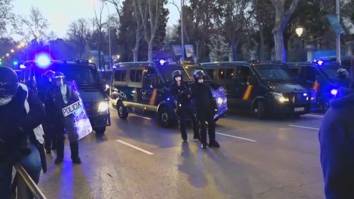 Más de 30 furgonetas blindadas en el eje Prado-Recoletos por la manifestación en apoyo de Hasel / Telemadrid