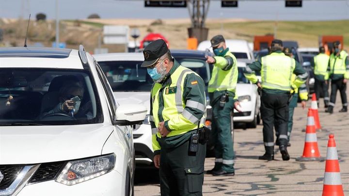 Control policial para controlar el cierre perimetral en Semana Santa / EFE