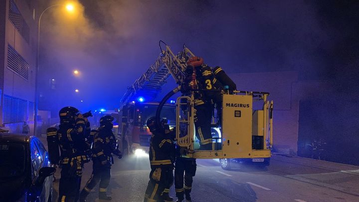 El fuego ha afectado a la totalidad del interior de una nave de Vallecas / Emergencias 112