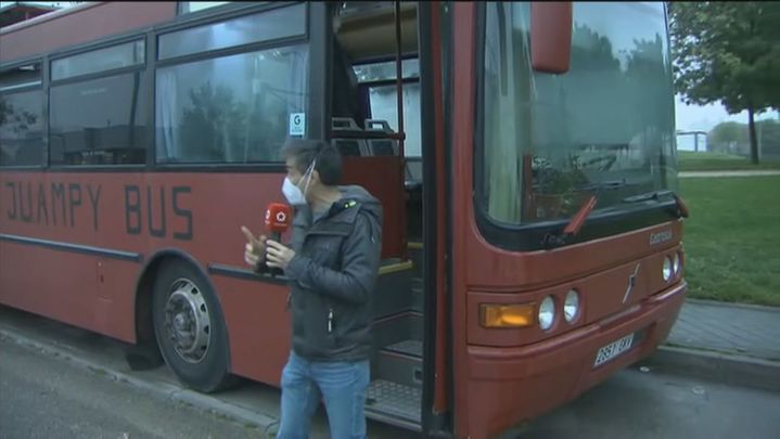 El autobús donde vive Juampy hacía  la ruta entre Alcorcón y Príncipe Pio / TELEMADRID