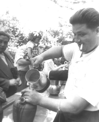 Reparto de agua en la fuente de la Ermita de San Isidro / ARCHIVO REGIONAL