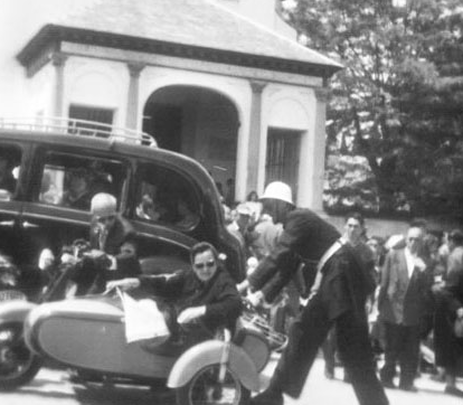 Un agente urbano auxilia a una pareja en su moto con sidecar / ARCHIVO REGIONAL