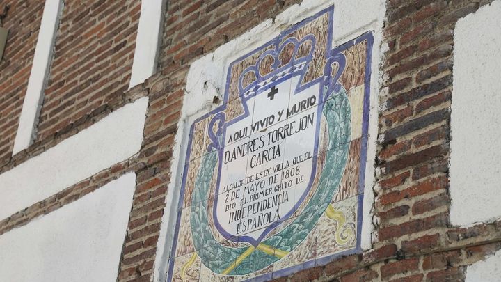 Placa en el exterior de la Casa Museo Andrés Torrejón, en Móstoles / AYTO MÓSTOLES