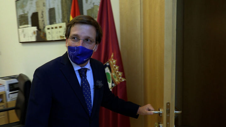 José Luis Martínez Almeida enseña su despacho a 'Mi Cámara y yo'. / Comunicación Telemadrid