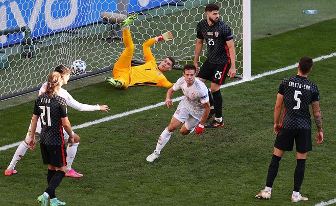 Azpilicueta marca a Croacia / EFE