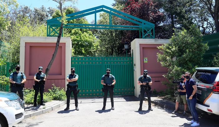 La Guardia Civil en la puerta de la casa de José Luis Moreno / EFE