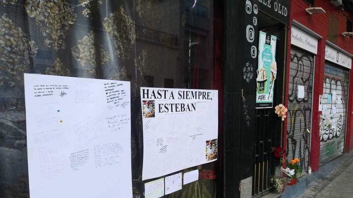 Entrada de la Pastelería Valle Olid, recordando a Esteban / TELEMADRID