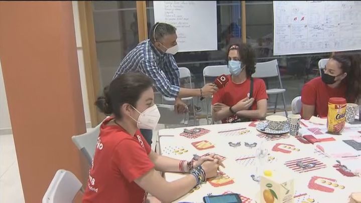 Los jóvenes voluntarios de Cáritas ayudan a personas en riesgo de exclusión social / TELEMADRID