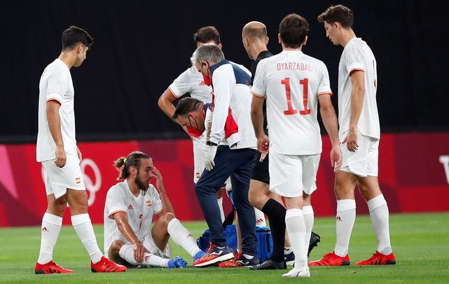 Mingueza rodeado de los jugadores de España / EFE