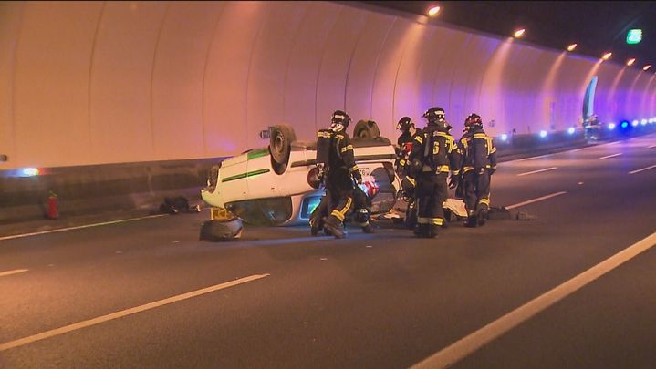 Bomberos de la Comunidad de Madrid atienden a las víctimas del accidente en este simulacro / REDACCIÓN