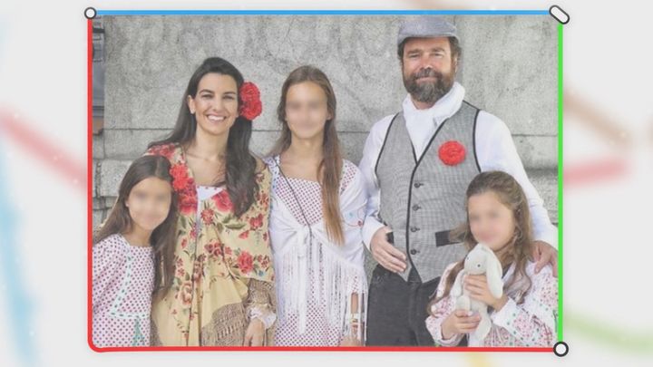 Rocío Monasterio junto a Espinosa de los Monteros y sus hijas / A un metro de ti