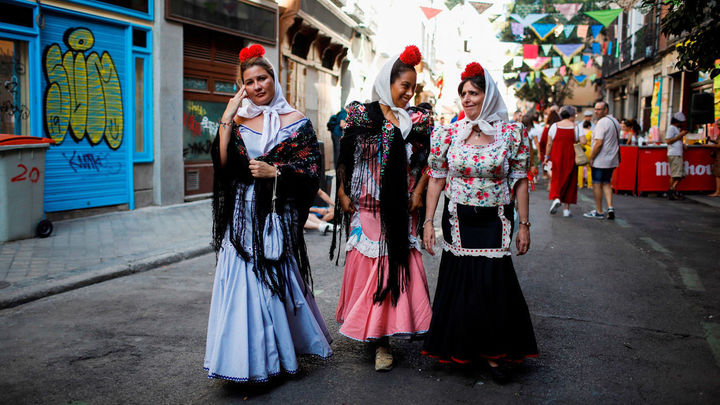 Un grupo de chulapas en las fiestas de La Paloma, en Madrid / EFE
