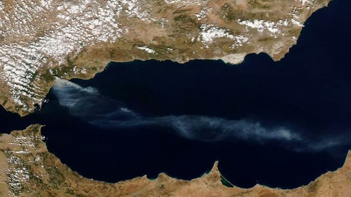 Imagen satélite de la columna de humo que desde la costa española a las proximidades de Orán / NASA