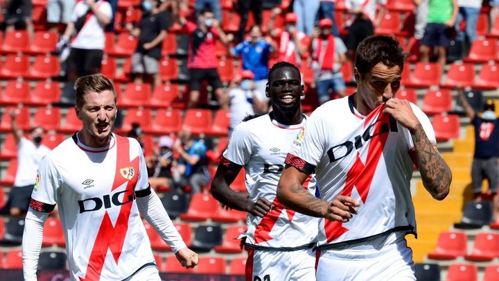 El centrocampista argentino del Rayo Vallecano Óscar Trejo (d), celebra su primer gol contra el Getafe / EFE