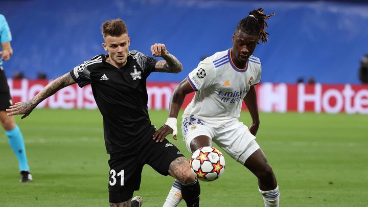 Camavinga ante el Sheriff / EFE