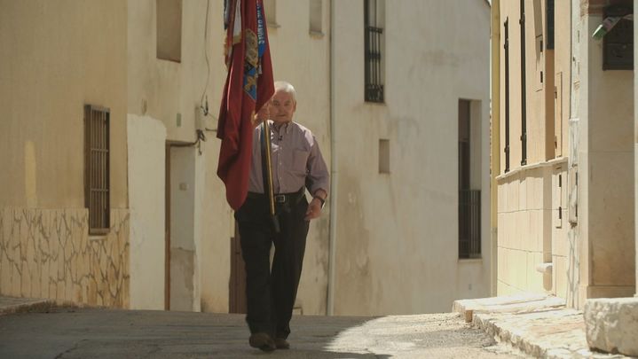 Tomás, abanderado de la banda de música de Chinchón / Redacción