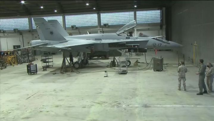 Los F-18 son revisados en un hangar de la Base Aérea de Torrejón / TELEMADRID