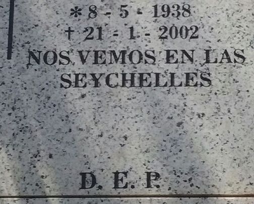 Lápida en el cementerio de la Almudena / FIDELA CAMPUZANO