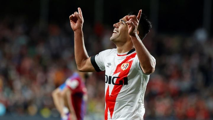 Falcao ante el Barcelona / EFE