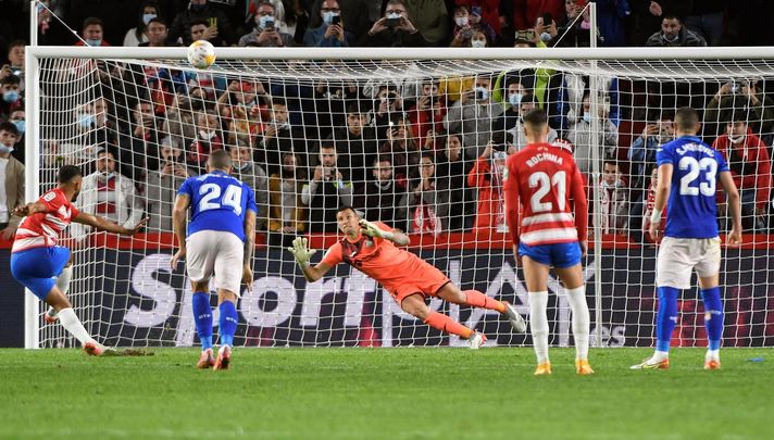 El Granada falla un penalti ante el Getafe / EFE