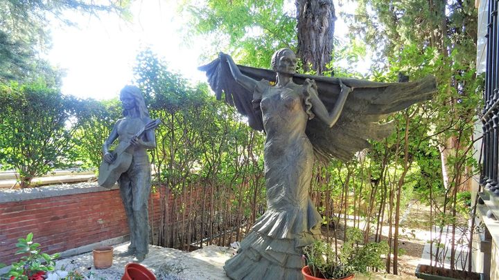 Esculturas de Lola y Antonio Flores en el cementerio de La Almudena / EUROPA PRESS